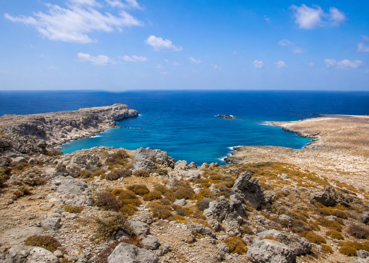 Insenatura rocciosa vista dall'alto a Karpathos