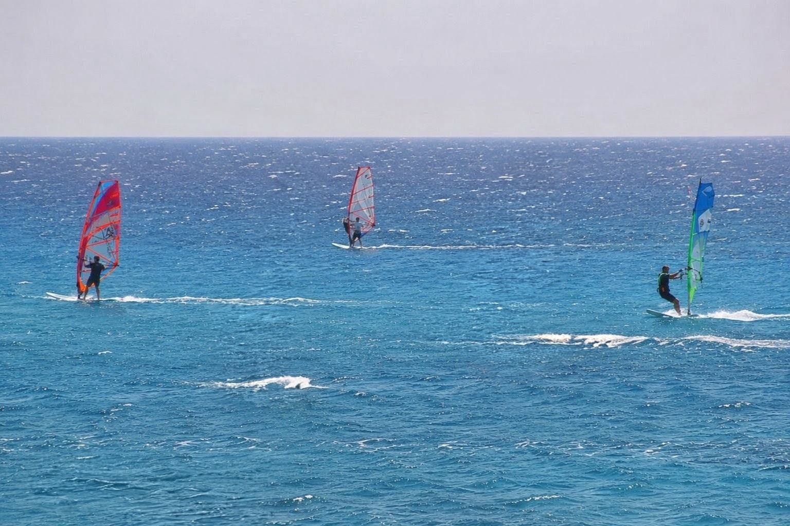 SUP su acqua trasparente e cristallina nelle baie di Karpathos