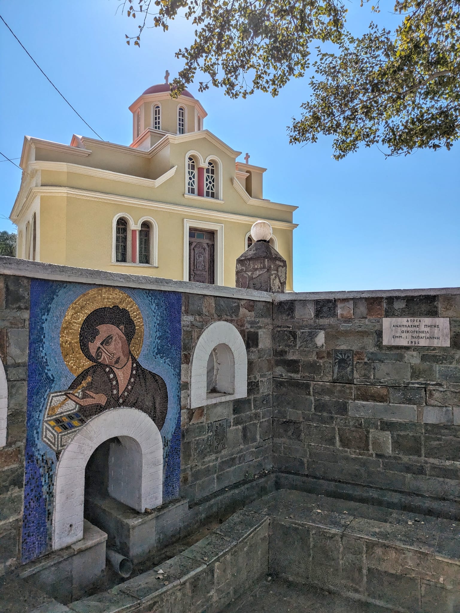 Interno di una cappella karpatiaca con un'icona bizantina dorata