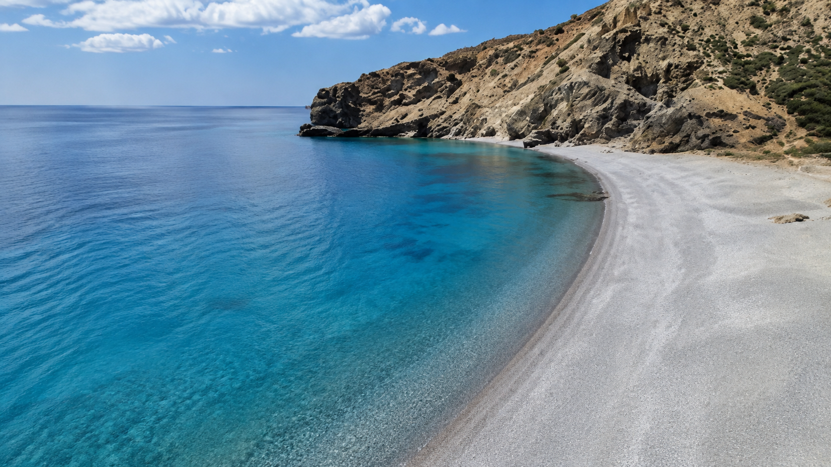 Piccola insenatura appartata con acqua trasparente sulla costa nord di Karpathos