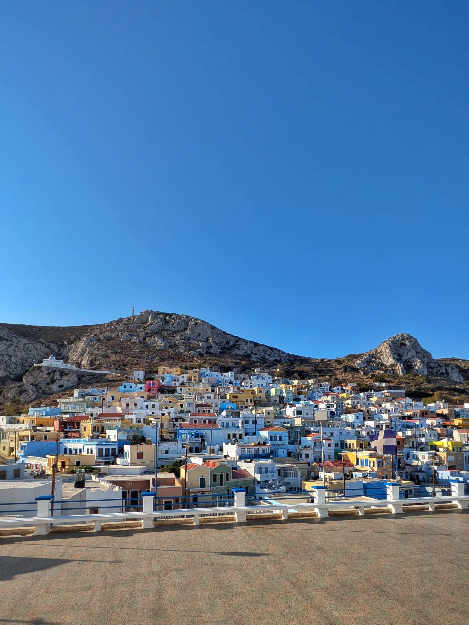 Panoramica di un villaggio colorato a Karpathos